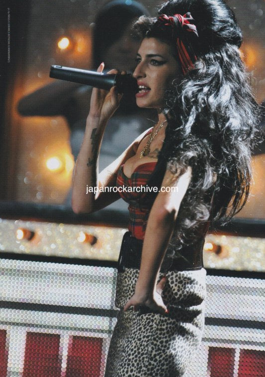 Amy Winehouse 2009/03 Japanese music press cutting clipping - photo pinup - on stage