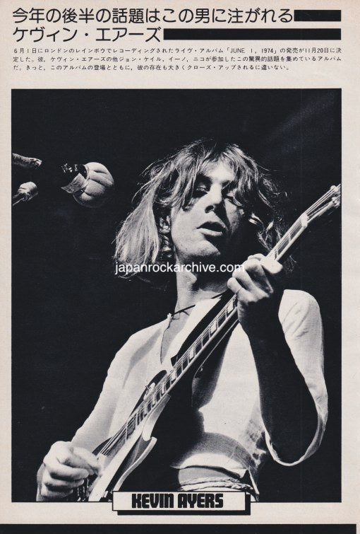 Kevin Ayers 1974/11 Japanese music press cutting clipping - photo pinup - on stage with guitar