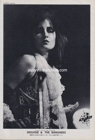 Siouxsie & The Banshees 1983/03 Japanese music press cutting clipping - photo pinup - on stage