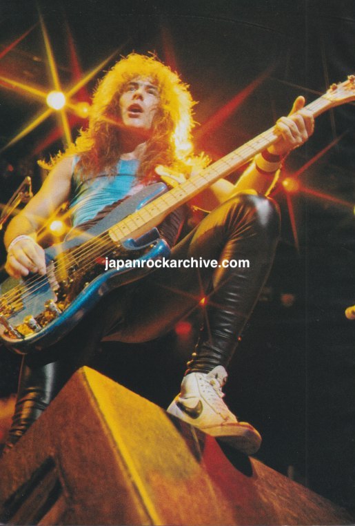 Iron Maiden 1983/01 Japanese music press cutting clipping - photo feature - on stage in Japan