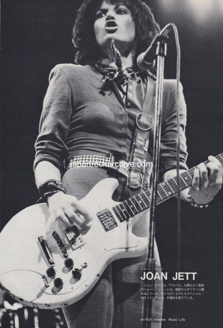 Joan Jett 1983/09 Japanese music press cutting clipping - photo pinup - on stage