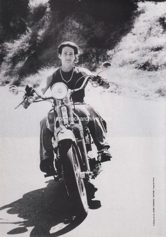 K.D. Lang 1997/04 Japanese music press cutting clipping - photo pinup - riding a motorcycle