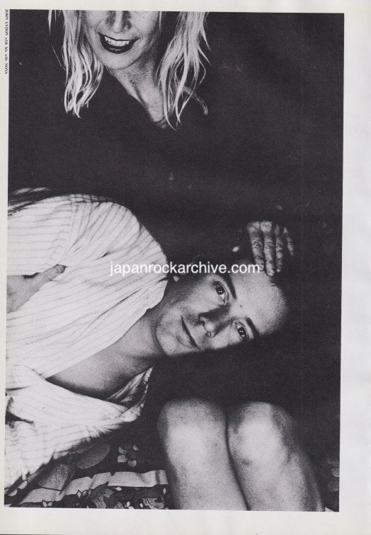 John Lydon 1986/07 Japanese music press cutting clipping - photo pinup - resting on lap