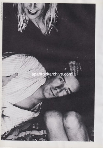 John Lydon 1986/07 Japanese music press cutting clipping - photo pinup - resting on lap