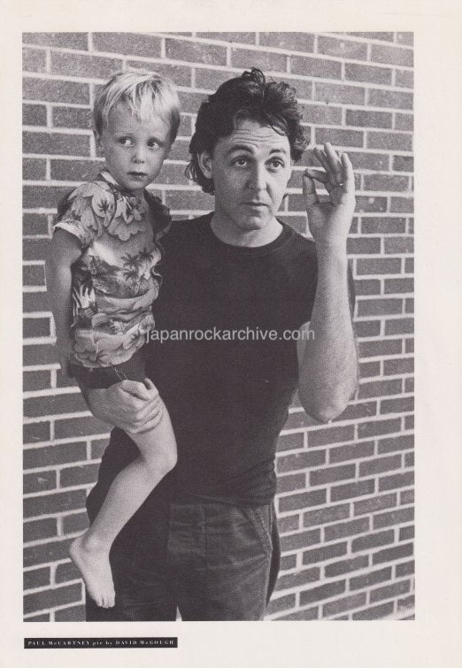 Paul McCartney 1981/12 Japanese music press cutting clipping - photo pinup - with child
