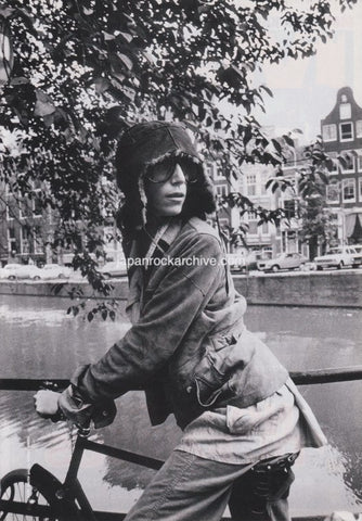 Patti Smith 1997/06 Japanese music press cutting clipping - photo pinup - on bicycle