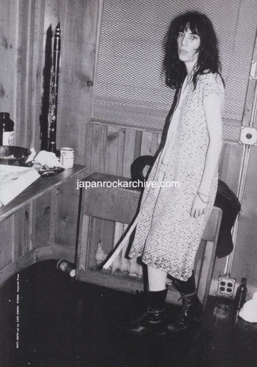 Patti Smith 1998/07 Japanese music press cutting clipping - photo pinup - in apartment circa 70s
