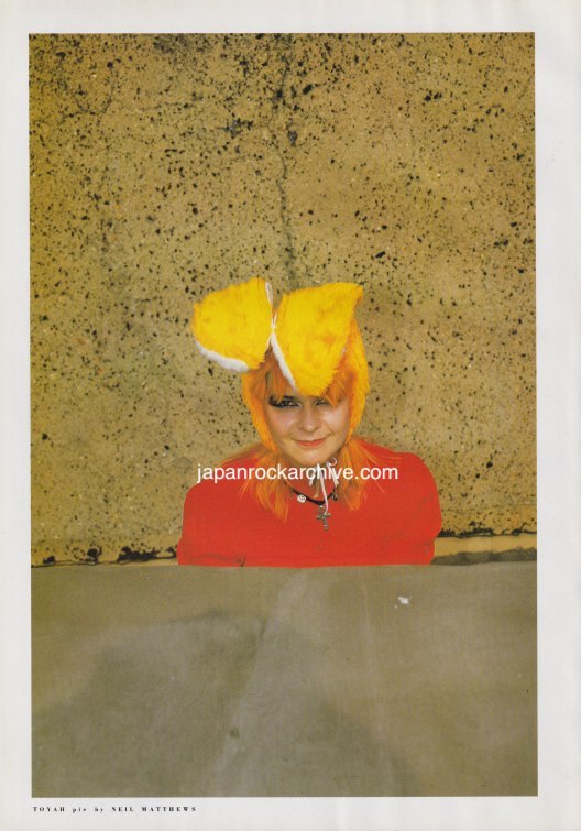 Toyah 1983/05 Japanese music press cutting clipping - photo pinup - bunny ears