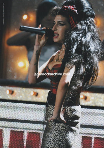 Amy Winehouse 2009/03 Japanese music press cutting clipping - photo pinup - on stage