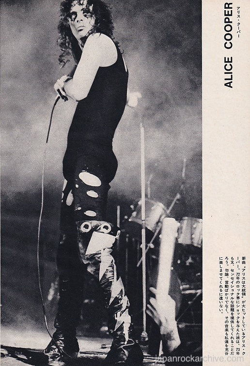 Alice Cooper 1973/01 Japanese music press cutting clipping - photo pinup - on stage