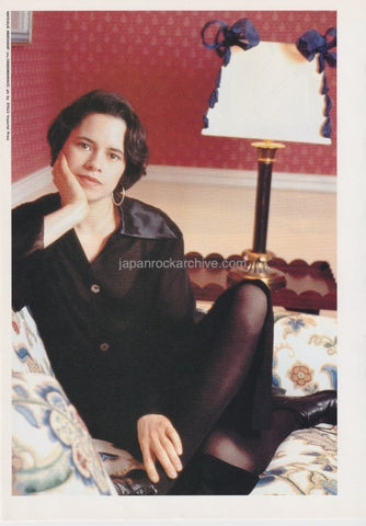Natalie Merchant 1994/06 Japanese music press cutting clipping - photo pinup - sitting on couch