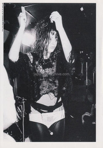 The Slits 1995/10 Japanese music press cutting clipping - photo pinup - Ari Up combing hair