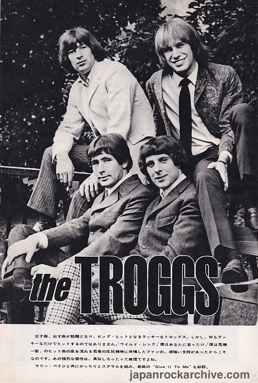 The Troggs 1967/05 Japanese music press cutting clipping - photo pinup - band shot outdoors